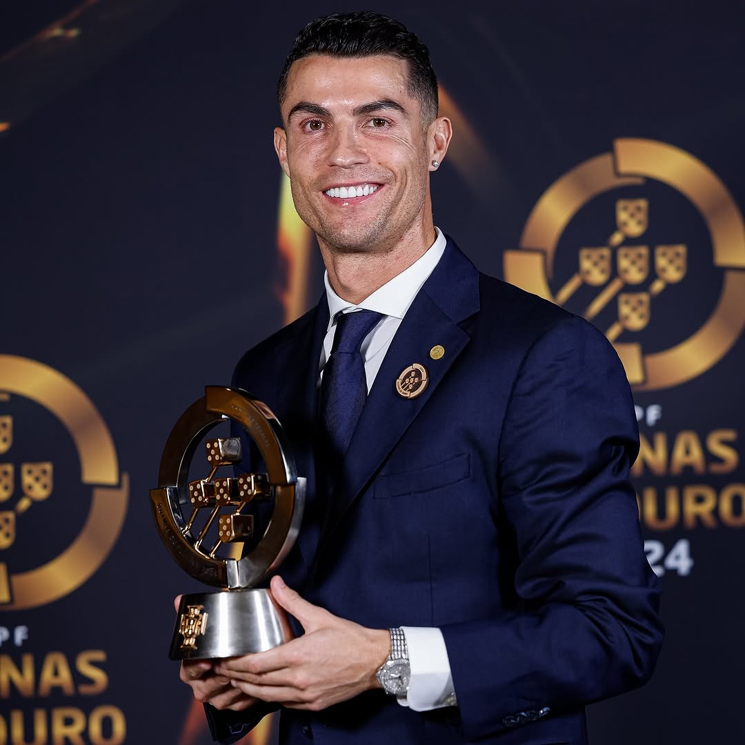 AfricaFactsZone's tweet image. Cristiano Ronaldo is the World's Most Famous Person with 1 billion social media followers.

Mohamed Salah is Africa's Most Popular Person with 102 million social media followers.

Wizkid is Africa's Most Awarded Artist with 200 awards.

Michael Jackson is the World's Most Awarded…