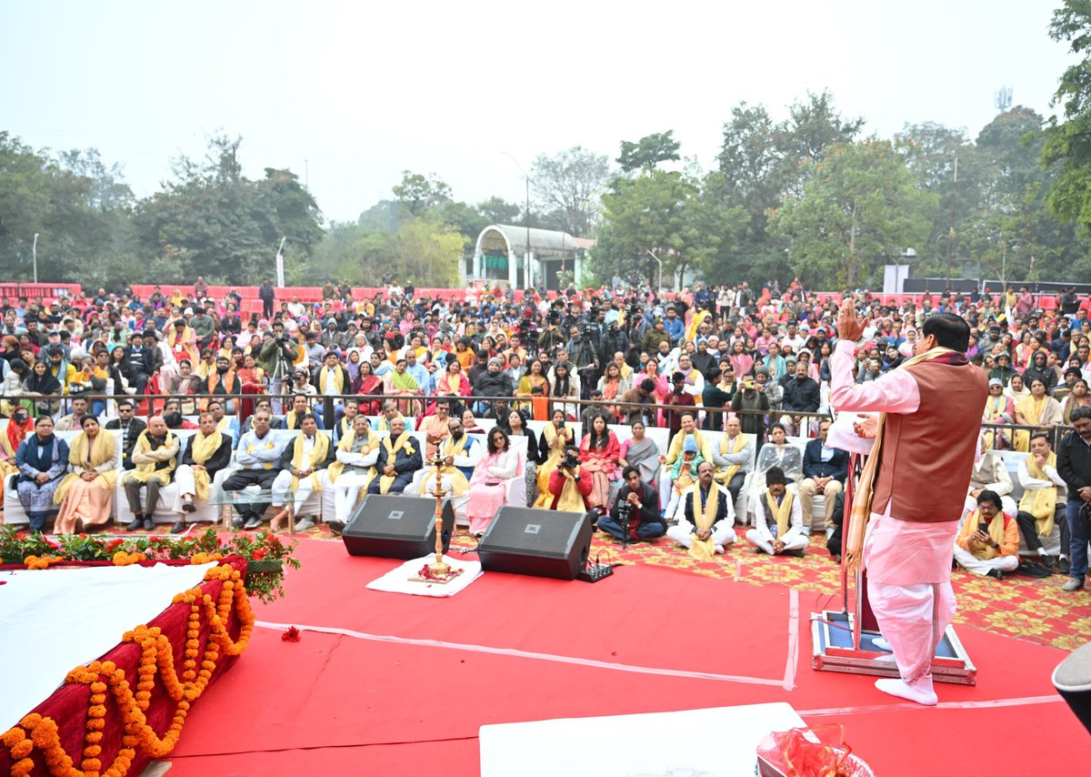 सोमनाथ मंदिर का पुनर्निर्माण इस सत्य का उद्घोष है कि शिव शाश्वत हैं, आस्था अडिग है और सनातन चेतना अमर है।

आज रवींद्र भवन, भोपाल में आर्ट ऑफ लिविंग संस्था और भोपाल उत्सव मेला समिति द्वारा आयोजित सोमनाथ ज्योतिर्लिंग रुद्र पूजा कार्यक्रम में सहभागिता की।