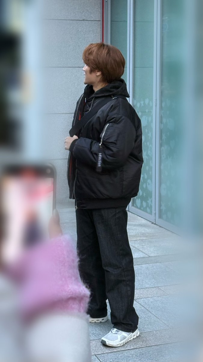 에비타보고나왓는데 앞에서 백인태배우 퇵길하길래 걍 잠깐 대충 찍엇는대 뭠 아몬드초코볼아기왕자같이나옴... 폭닥겨울잠바에 초코뒷통수에 약간 얼딩포즈; ㄱㅇㅇ