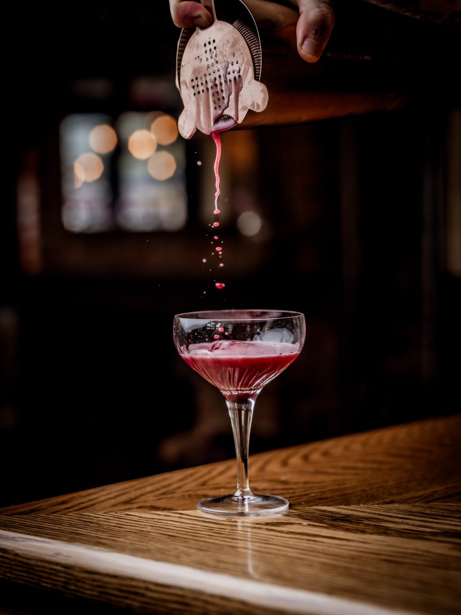 Winter cocktails by the fire on a Sunday? Yes please!🍸🪵🔥

#cocktail #wintercocktail #youngspubs #teddington #pub #london