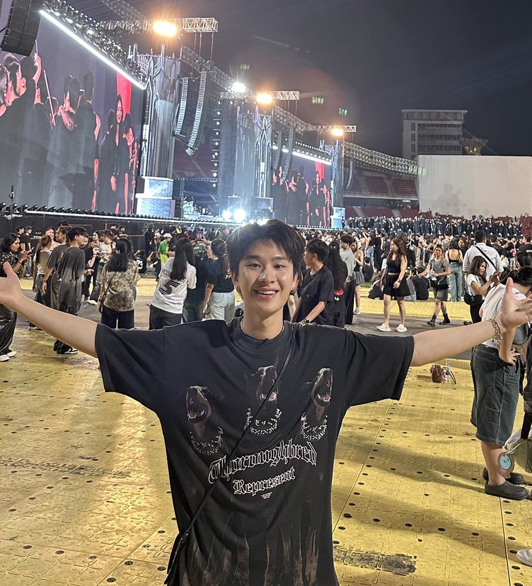 noonaluvchu_'s tweet image. นอกจากความเป็นหนุ่มตี๋วิศวะแล้ว นี่ให้ไลฟ์สไตล์ความเป็นตัวตนของไทยเป็นอับดับ 1 นะ ทั้งตีกลอง ดูคอนเสิร์ตวงร็อค vibe 90s มากกก ถ้าใน MV มีซีนตีกลองชั้น bye world ㅠㅠ

#THAI_9นาฬิกา
#THAIchayanon