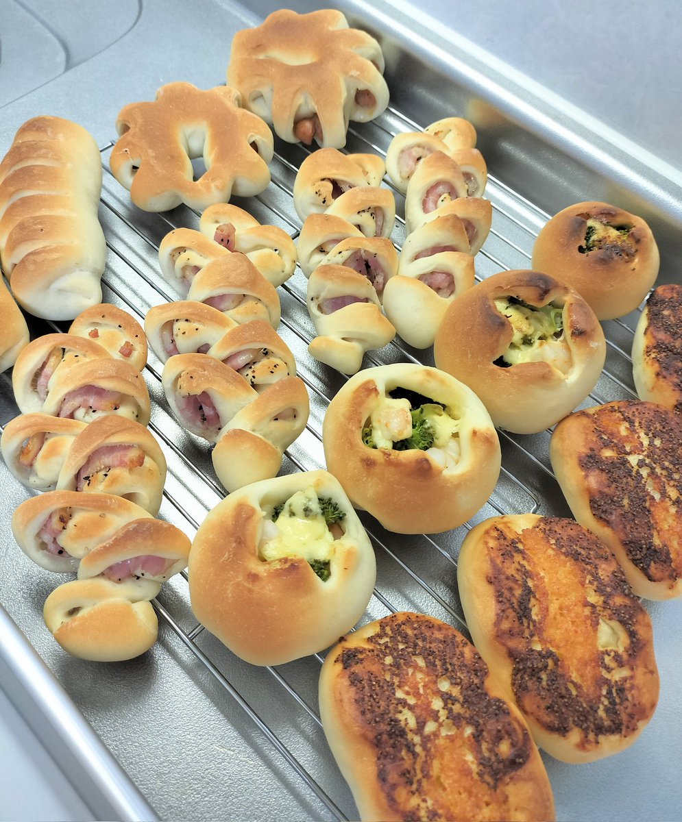 いやー、焼いたねぇ(* 'ᵕ' )
チャッピーさんお品書きも作ってくれて便利ねぇ 
まぁ結構自分で微調整しないと使えないけど絵を描けない人にとってはとても良い(* ´  ` *)ᐝ
  …なんで普通に全部焼いたん？……
一部ポケモンとかできたじゃん！
今気づいた何してるの自分！( ºΔº )〣