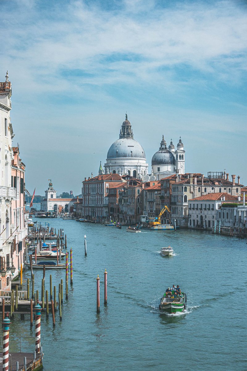 ヴェネチアの大運河(カナル・グランデ)に架かる有名な橋。左は