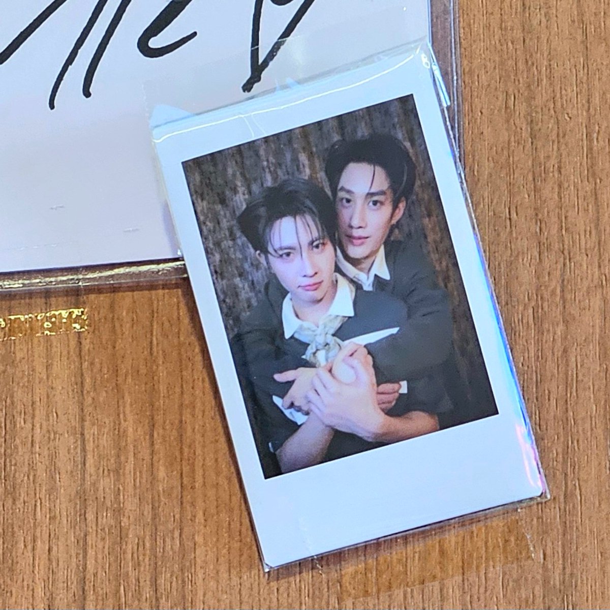 babybentenzly's tweet image. แก ชั้นมา so golf แล้วเจอลายเซ็นกับรูปพรล. เติ้ลเฟิร์ส แบบน่ารักมากกกกกกกกก กิ๊ดดดดด ㅠㅡㅠ โคตรจะคู่รักกกกกกกกก 💚🩷
 
#TleFirstone