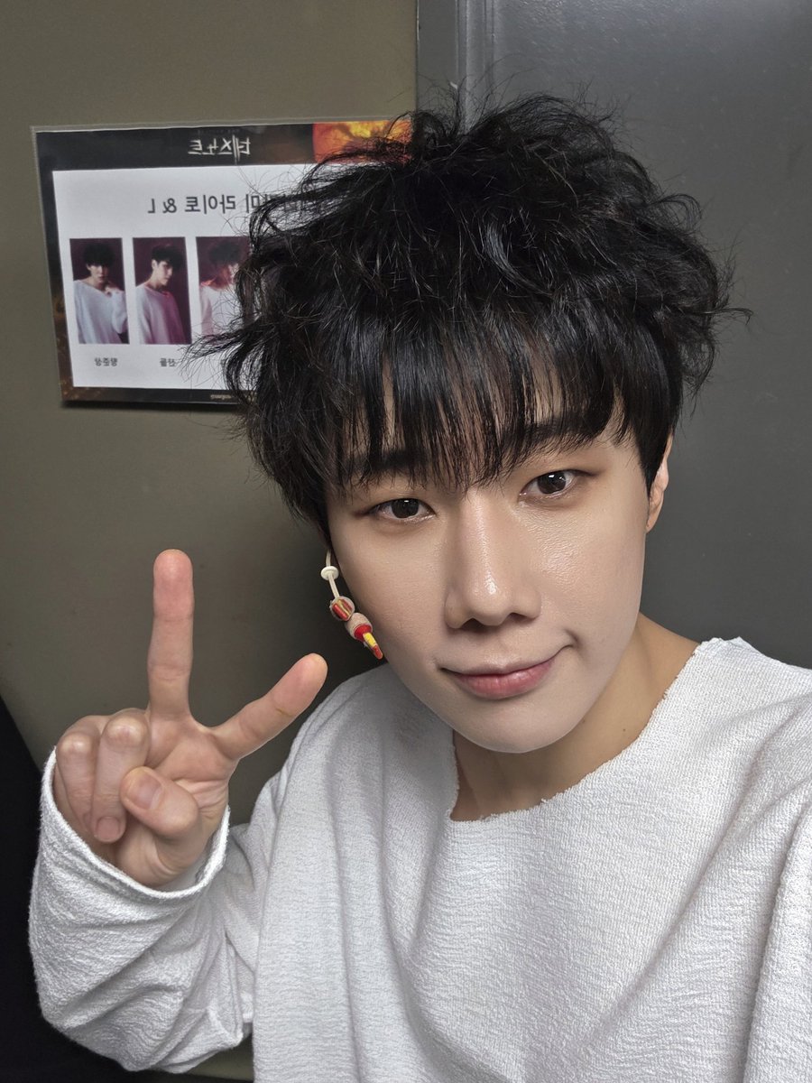 KSK_official's tweet image. [📸] 

2026.01.04
@ 뮤지컬 &amp;lt;데스노트&amp;gt; 막공 

괴짜미+신비함+서사 끝판왕=규엘🤍 

많은 분들의 응원과 격려 속에 
&amp;lt;데스노트&amp;gt; 막공까지 무사히 클리어 ദ്ദി(៸៸›ᴗ‹៸៸ )

여러분과 함께라 매 순간 즐거웠어요💓
그동안 사랑해 주신 모든 분들께 진심으로 감사드려요🙌

#김성규 #KIMSUNGKYU…