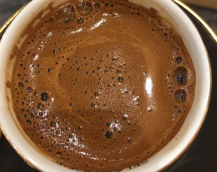 للصباح رأي أخر
كيف أخبرك عن الصباح
وهو لا يُقال… بل يُحَسّ؟
عن ضوءٍ يتسلّل بخجل
كأنه يطرق قلبي لا النافذة
وعن قهوةٍ تشبه الاعتراف الأول
مرّة بما يكفي لتوقظني
ودافئة بما يكفي لأبقى.