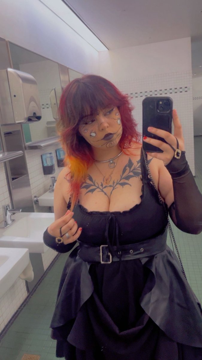 Pics from the con bathroom