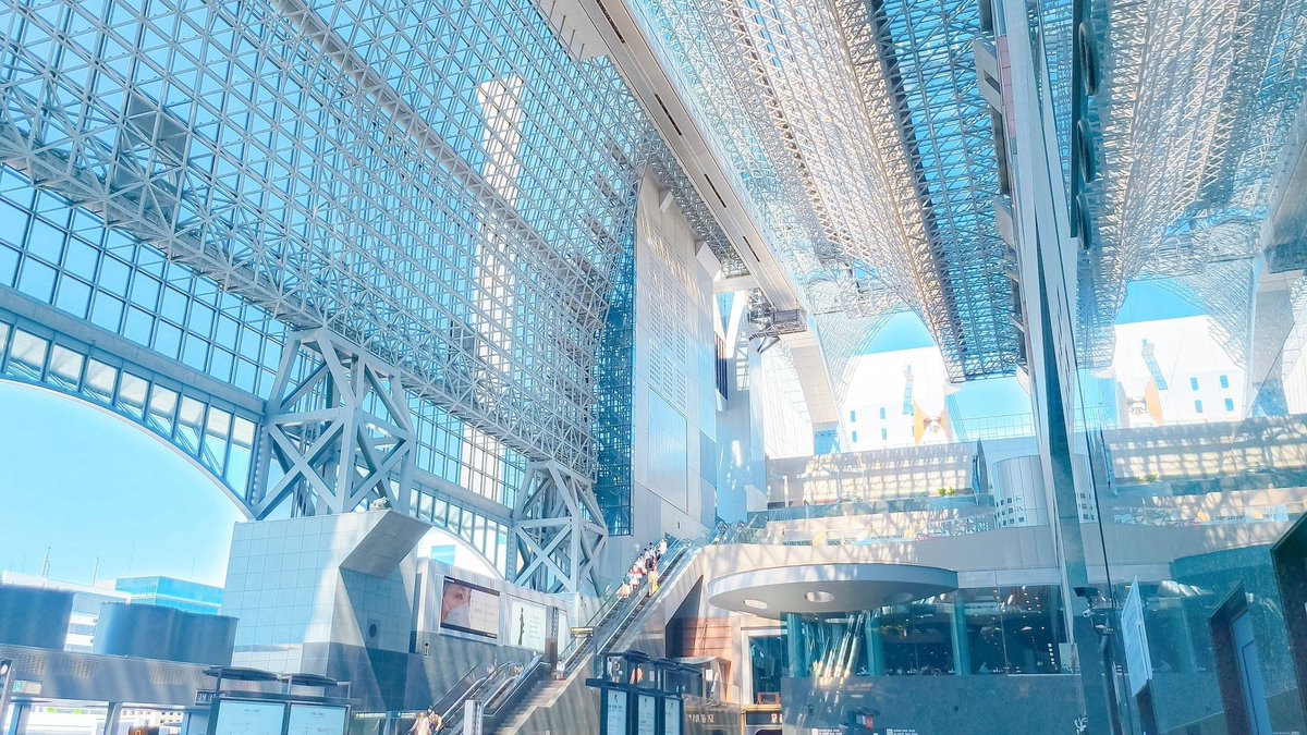 隙間から見える空が
あまりにも眩しくて。