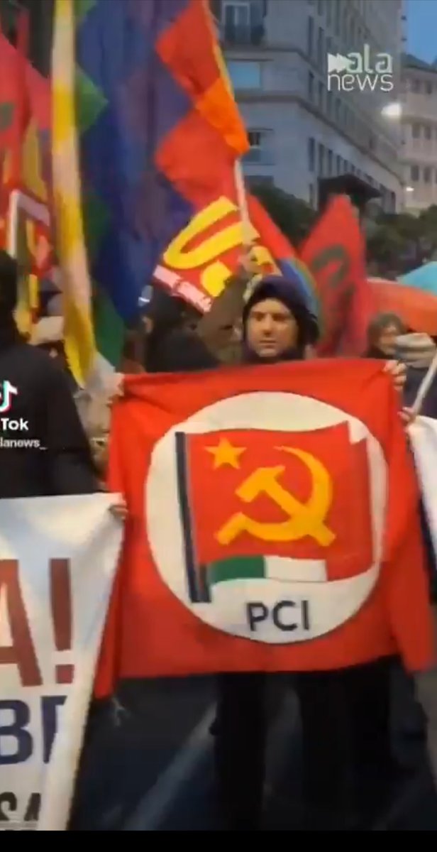 In quattro anni mai visti davanti all’ambasciata russa, mai davanti a quella iraniana, mai la richiesta di lasciare gli ostaggi israeliani rapiti dai terroristi di Hamas però dopo un giorno protestano per il narcotrafficante venezuelano e giorni prima erano fuori dal carcere per