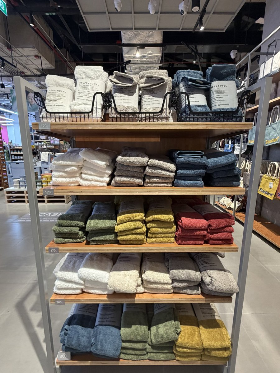 bongtao's tweet image. มาเดิน Standard Products สาขาไทยที่ One Bangkok ความหลากหลายสินค้าคือพอๆกับสาขาญี่ปุ่นเลย

ราคาเกือบๆ x3 ของญี่ปุ่น สูตรเดียวกับ Daiso เป๊ะ ของส่วนมากจะอยู่ที่ชิ้นละ 120/170/300 บาท ซึ่งราคา Daiso ต่างจากญี่ปุ่นชิ้นละ ~40 บาทอาจไม่รู้สึกมาก แต่แบรนด์นี้อาจรู้สึกส่วนต่างเยอะหน่อย