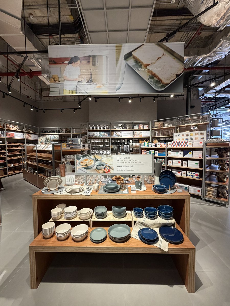 bongtao's tweet image. มาเดิน Standard Products สาขาไทยที่ One Bangkok ความหลากหลายสินค้าคือพอๆกับสาขาญี่ปุ่นเลย

ราคาเกือบๆ x3 ของญี่ปุ่น สูตรเดียวกับ Daiso เป๊ะ ของส่วนมากจะอยู่ที่ชิ้นละ 120/170/300 บาท ซึ่งราคา Daiso ต่างจากญี่ปุ่นชิ้นละ ~40 บาทอาจไม่รู้สึกมาก แต่แบรนด์นี้อาจรู้สึกส่วนต่างเยอะหน่อย