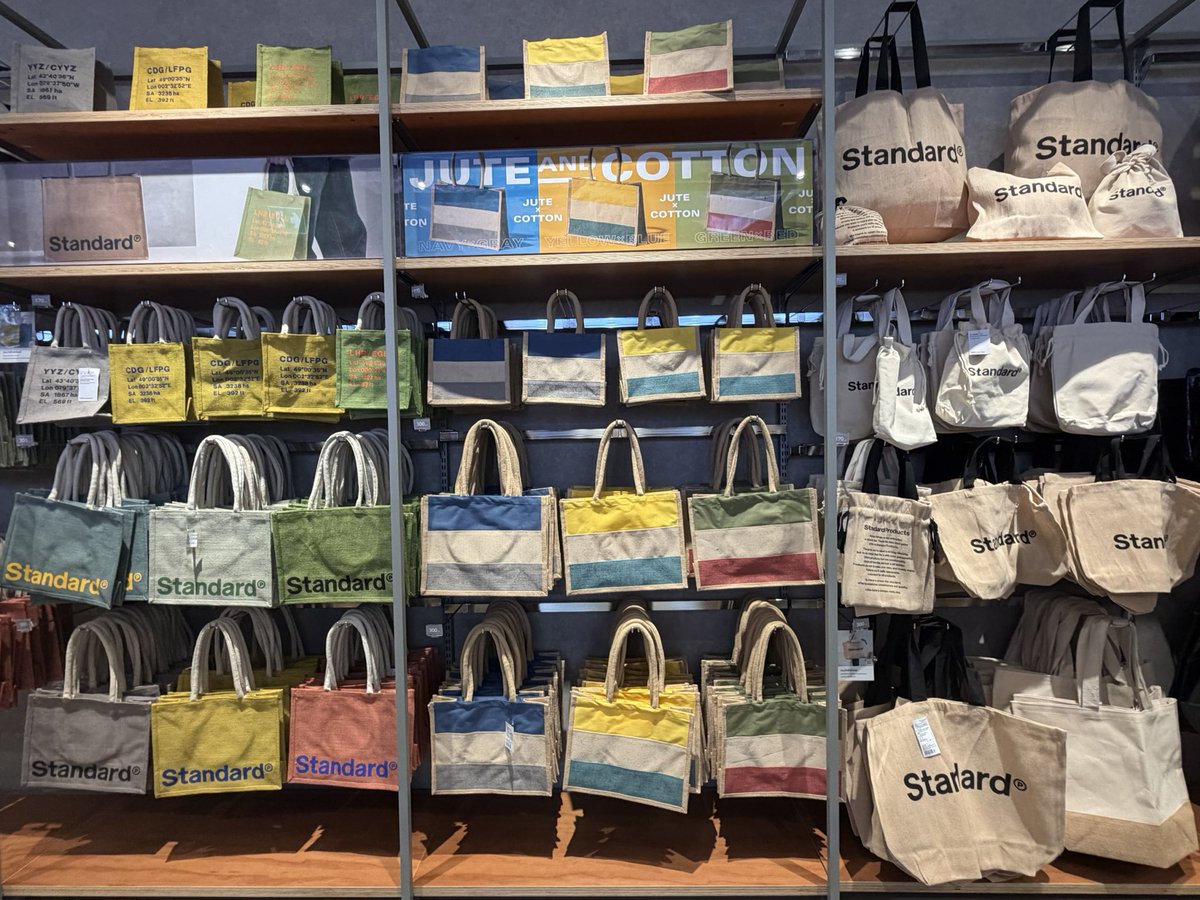 bongtao's tweet image. มาเดิน Standard Products สาขาไทยที่ One Bangkok ความหลากหลายสินค้าคือพอๆกับสาขาญี่ปุ่นเลย

ราคาเกือบๆ x3 ของญี่ปุ่น สูตรเดียวกับ Daiso เป๊ะ ของส่วนมากจะอยู่ที่ชิ้นละ 120/170/300 บาท ซึ่งราคา Daiso ต่างจากญี่ปุ่นชิ้นละ ~40 บาทอาจไม่รู้สึกมาก แต่แบรนด์นี้อาจรู้สึกส่วนต่างเยอะหน่อย