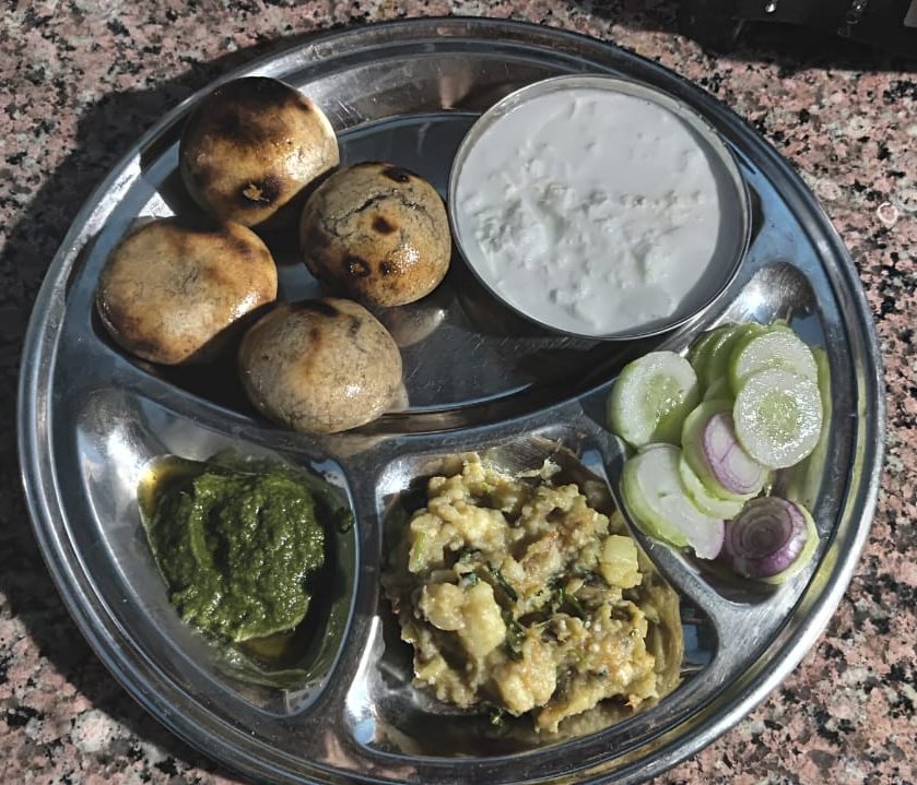 Divya_0405's tweet image. आज की शाम कुछ ख़ास है 😍☕🔥

मिट्टी की खुशबू वाला लिट्टी-चोखा,
साथ में अदरक वाली गरम चाय,
बातें देसी, मूड मस्त

चाय पहले या लिट्टी-चोखा? ☕🔥
आप किसके साथ ये शाम एन्जॉय करते? 👀✨

#LittiChokhaLove  #EveningVibes #ChaiTime #BiharFood  #Trending 🔥