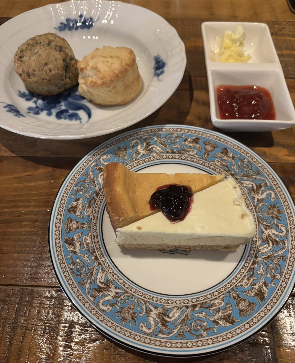 明けましておめでとうございます。
世田谷のジャズ喫茶パンジャへいきました。
<a href="/BarPanja85733/">Cafe panja(ジャズ喫茶パンジャ）</a> 

・エンクロージャーJBL4560
・ユニットJBL2220B
・ホーンJBL2395

珈琲のお供に美味しいスコーンとチーズケーキを。
ごちそうさまでした😋