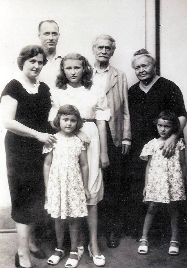 Родина Кричевських у Венесуелі, 1951 рік

Василя Кричевського вважають творцем українського архітектурного модерну. Він спроєктував будівлю Полтавського земства та будинок «Роліт» у Києві. А ще саме він у 1918 році розробив тризуб як герб УНР.

Після війни Кричевські емігрували