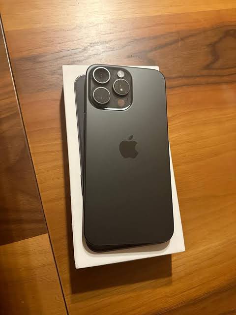 Bu İphone 17 Pro Max i söz verdiğim gibi yarın akşam 20.00 da 1 takipçime hediye edeceğim. Şart, koşul yok. 

Programla seçebilmem için beğeni ve takip yeterlidir. Şartları yerine getirenler yorumlara nokta koysun. Bol şanslar