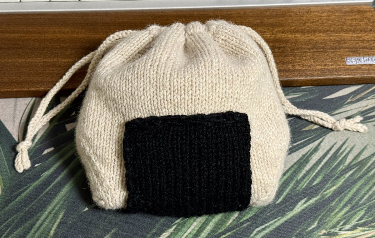 미치것네... 너무귀엽다 도안보다 쪼꼼 크게 떴더니 끈까지 뜨고 실 한 볼 저만큼 남기고 다썼음 히히 🍙💖

🧶: 에어울 <a href="/sweetknit/">스위니트🧶🪡🐱🧘‍♀️</a> 
🪡: 치아오구 4 mm
🖋️: 오니기리 파우치