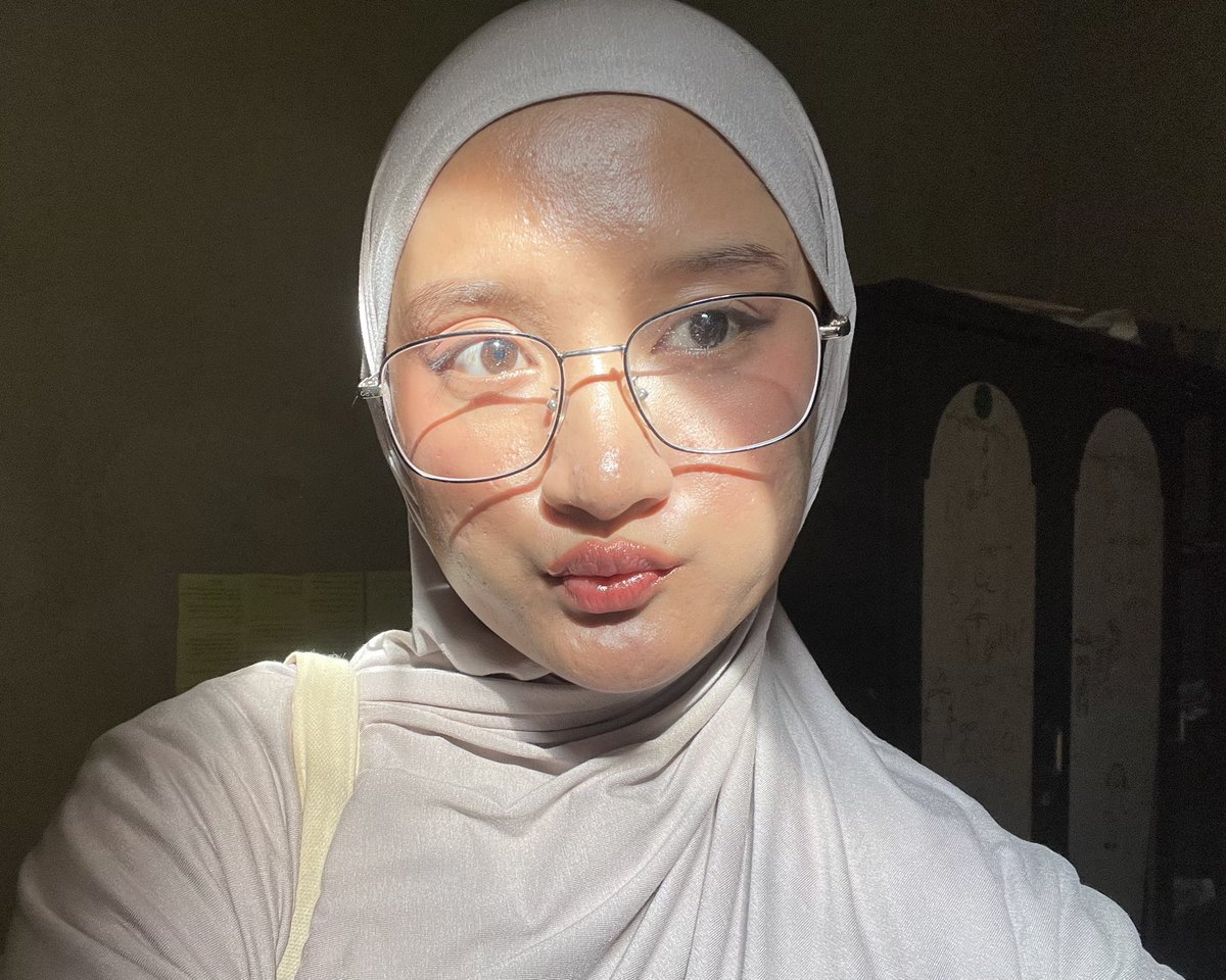 shytmysweetiess's tweet image. I wish 2026 semua acne fighter sembuh 

2025 awal              Vs          2025 akhir