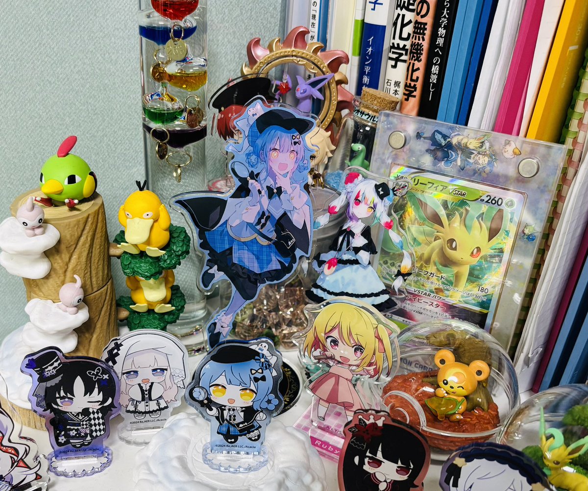 橘シェリーのアクスタ届いた！テーブル周りも充実してきたぞー( ✧Д