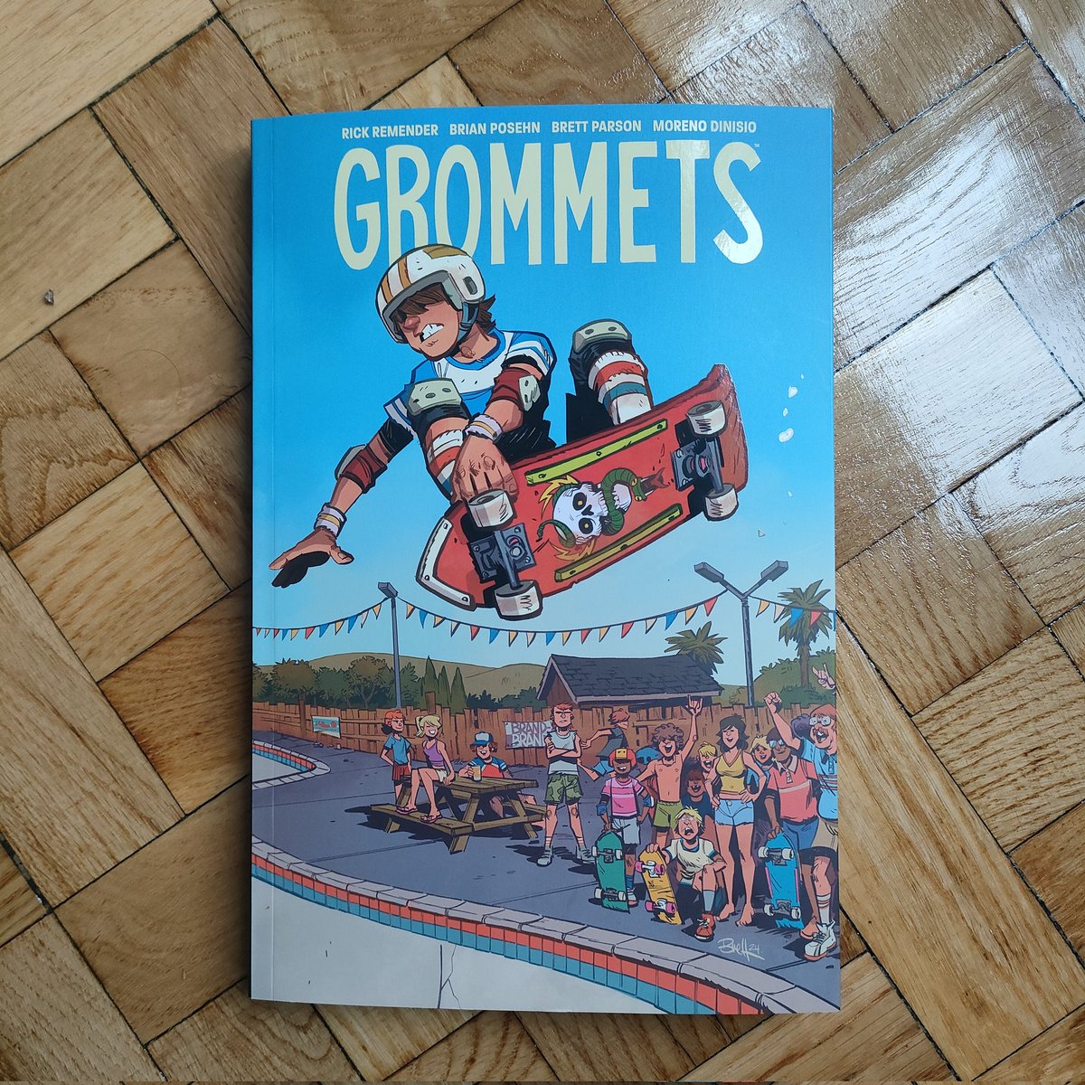 ATOMCOMICS's tweet image. Grommets @NormaEditorial Cachondo, emotivo, dinámico, irónico. Este relato de juventud en los 80s de la costa oeste USA da lo que promete. Pese a las fantasmadas me resulta más creíble que muchas representaciones de los 80s que verás por ahí. Muy disfrutable en modo simpaticón.