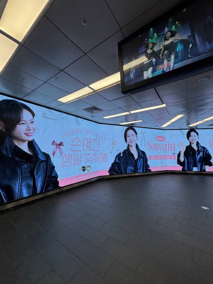 The big screen in Hongdae was released earlier than planned, and it’s already up from today 🥰
#SonYejin