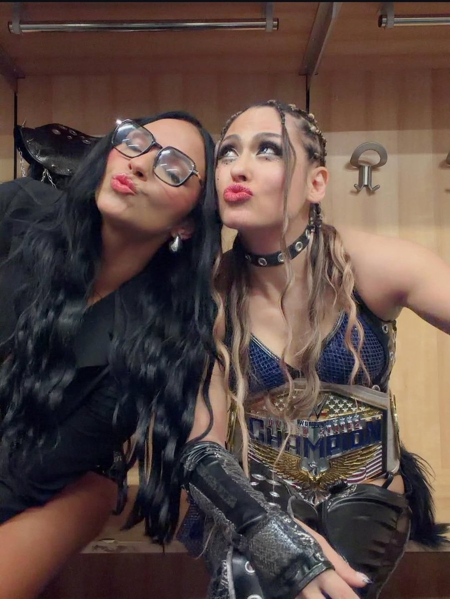 Giulia_Fan_Page's tweet image. From Giulia's Instagram

She looks so happy. It's Giulia's Title and it is back where it belongs!

#SmackDown #ジュリア #Giulia