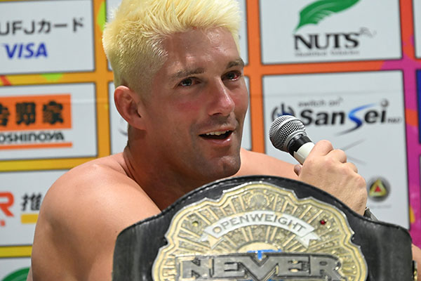 njpw1972's tweet photo. なんとベルトの長さが足らず、ジャクソンの腰に巻けず！

ZSJ「今日は4杯まで。明日大事な試合があるから。６メンタッグとの２冠王になるなら、そんな最高なことはない」

大岩「明日、棚橋弘至がいなくなって一発目のメインイベント。俺たちTMDKのモノにするから」

https://t.co/DfkCQMuSvB

#njwk20 https://t.co/2J17kqfE6C