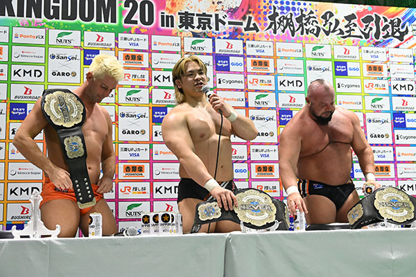 njpw1972's tweet photo. なんとベルトの長さが足らず、ジャクソンの腰に巻けず！

ZSJ「今日は4杯まで。明日大事な試合があるから。６メンタッグとの２冠王になるなら、そんな最高なことはない」

大岩「明日、棚橋弘至がいなくなって一発目のメインイベント。俺たちTMDKのモノにするから」

https://t.co/DfkCQMuSvB

#njwk20 https://t.co/2J17kqfE6C