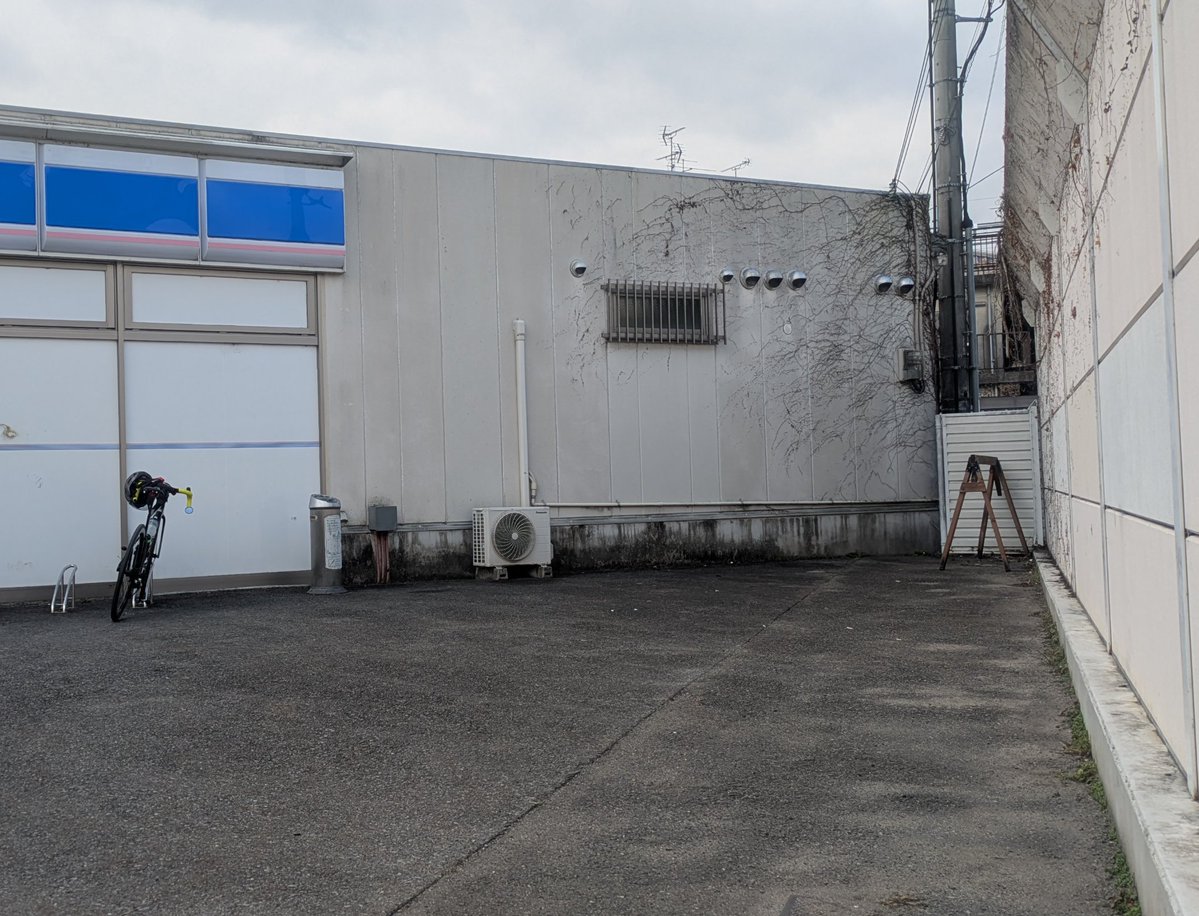 他にスペースに余裕があるのに駐輪所と喫煙所が隣り合わせになってるコンビニはなんとかならないですかね… あと壁際すぎてほぼ機能しないスタンド。
写真は両方の条件を満たしている加茂ロー。