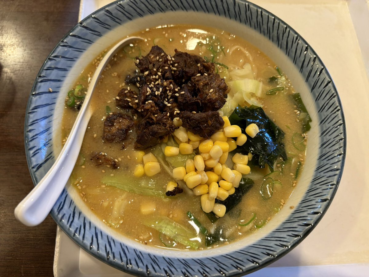 daidaiteikoku's tweet photo. 群馬県前橋市
「ラーメン房　だんだん」

"なんこつ味噌ラーメン"

出先の近くに高評価店を発見🍜
なんこつ？コリコリイメージだったけど���ほぐしたチャーシューのように柔らかくてウマウマ😋

餃子がデカくてうまい‼️しかも+250円は安すぎて🙆‍♂️🙆‍♂️
セットで1000円‼️

#ラーメン 
#ramen
#餃子 https://t.co/wsPGib2qxY