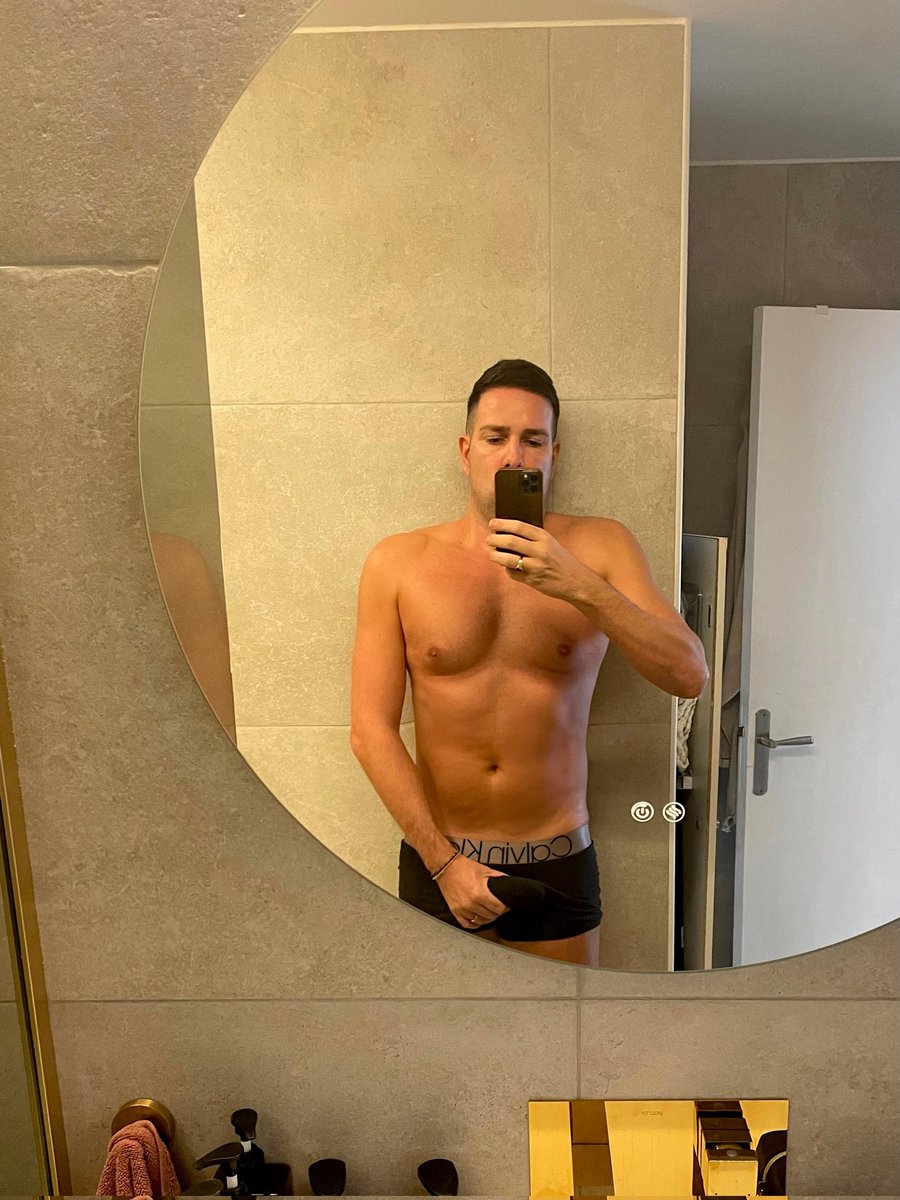 Sunday mood.
Calm face. Dirty thoughts. 😈

Good morning.