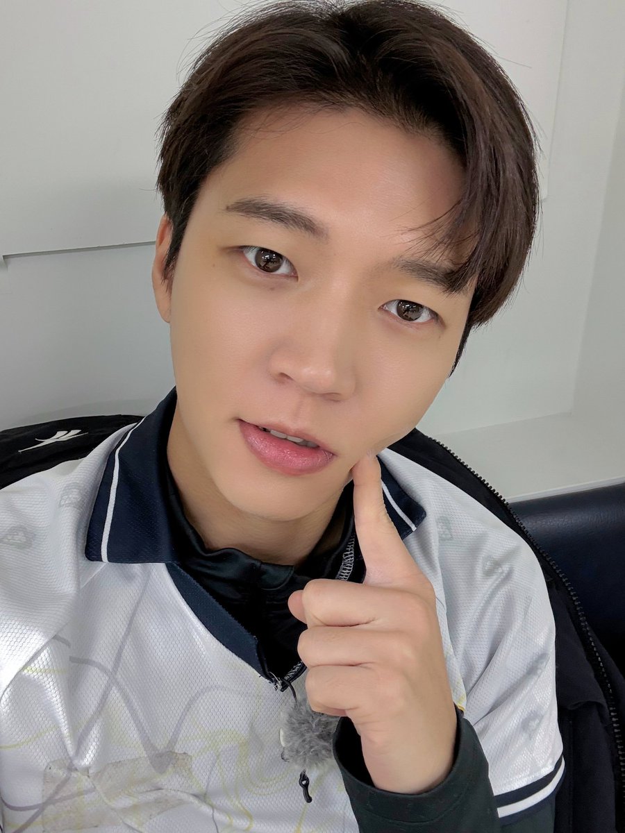 [📺]

오후 7시 10분! 우현이 출연하는
JTBC <뭉쳐야 찬다4>가 방송됩니다!

2025년 잘 보냈다고 생각하니?
어떤 날들이 제일 기억에 남아?
뭉찬과 함께한 작은 행복들도 있었을 거라 믿어

남은 뭉찬까지 우현이 속도에 맞춰 직진!⚽️💨

#남우현 #NAMWOOHYUN
#JTBC #뭉쳐야찬다4