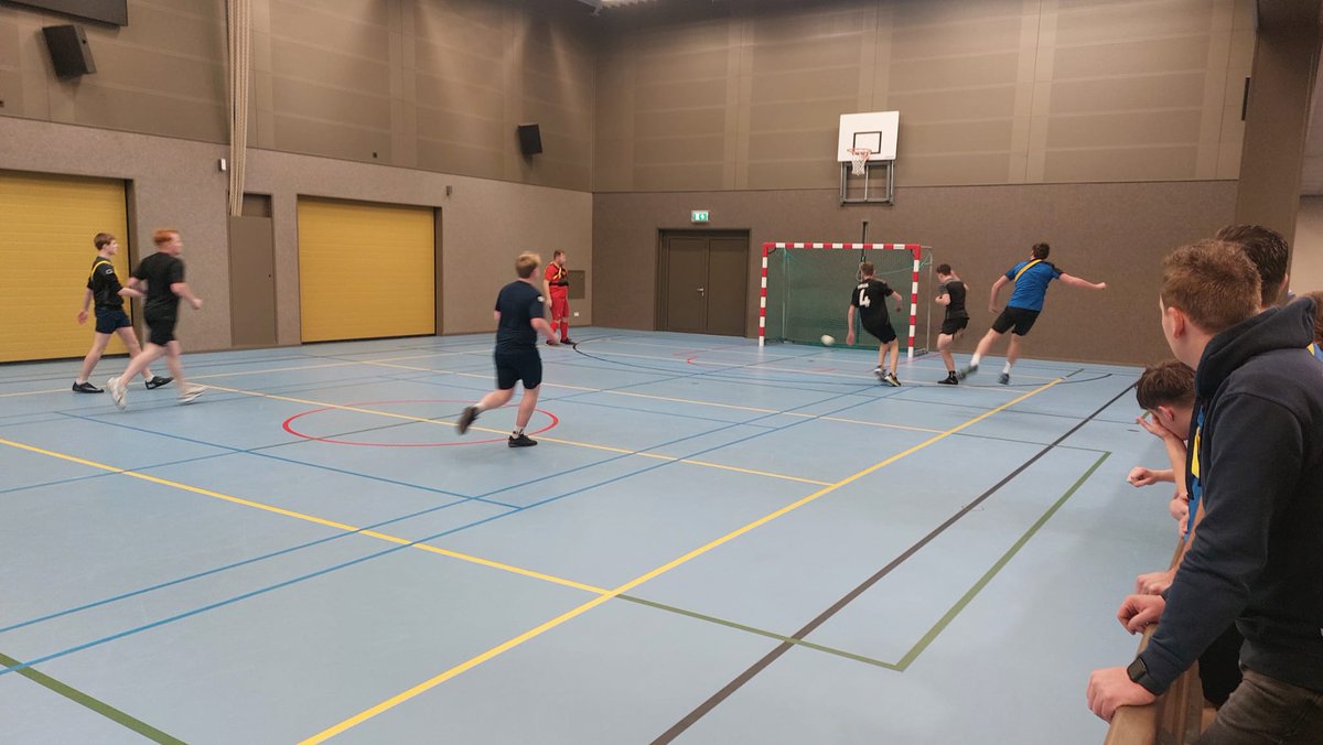 De één zweet nog van gisteravond, de ander van het voetballen. Het Aloys Bolscher Boerenkooltoernooi is begonnen! ⚽️
