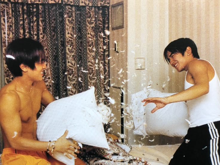 동완: 잘 때 안고 자는 베개나 봉제인형을 안는 놈이나 입가에 이불이나 담요를 가지고 오는 놈, 동그란 자세로 자는 놈은 굉장히 응석받이 같다. 이것은 껴안고 있거나 입가에 물건이 닿고 있거나, 둥글게 말면 안심하기 때문이라고, 민우야
민우: 동완아, 무슨 말을 하고 싶은거야 ㅋㅋㅋ