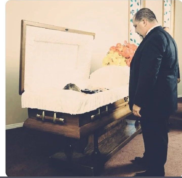 66_sixxxxx's tweet image. Me at my boss funeral;
"Who is late now"