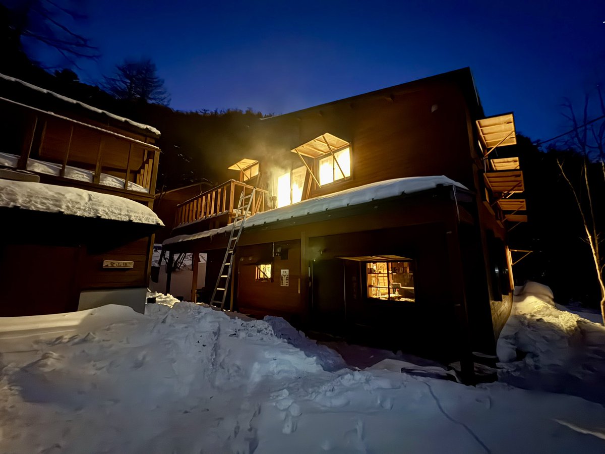 ７年ぶりの年末年始営業を終え、下山しました。

今年の年末年始は、天候に恵まれ雪の状態もよくて、笑顔でお帰りの方が多かった印象です。
スタッフ一同、うれしく思っております。

次の営業再開は、GW（4月末〜）の予定です。
来シーズンも皆様のお越しをお待ちしております。