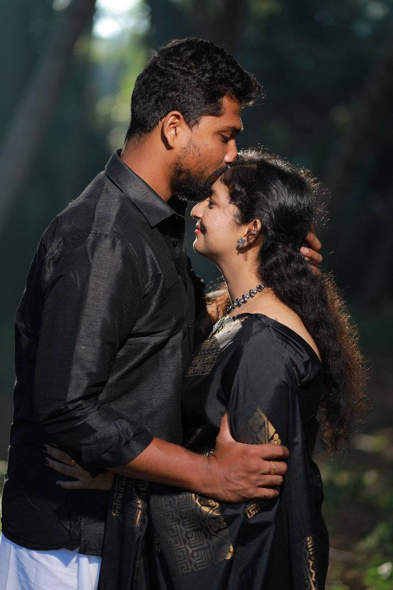 Have a romantic Sunday..
❤️💙💜💚
അവൻ അവളുടെ ഈറൻ ചുരുൾമുടികളെ വാരിയൊതുക്കുമ്പോൾ നെറ്റിയിൽ അയ്ഞ്ഞുവീണ കാച്ചെണ്ണമണക്കും മുടിയവൻ അദരങ്ങളാൽ ഒപ്പിയെടുത്തു ഇഴകൾകോർത്തു നെയ്യുമ്പോൾ അവരുടെ ശ്വാസനിശ്വാസങ്ങൾ
പോലും കരുതലിന്റെ എന്തെന്നറിയാത്ത വികാരത്തിനു അനുഭൂതിയാണെന്ന്..☺️🥰മ്മ്ന്ന്..💝🦋💝