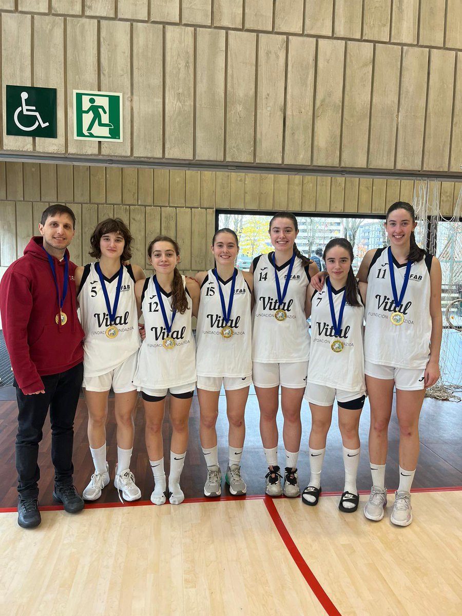 CB_ARABA's tweet photo. Termina el Campeonato de Euskadi para nuestras junior del #FSGroupe en el que han conseguido el tercer puesto tras la victoria ante Gipuzkoa💪🏻 Zorionak neskak!!🥰 https://t.co/YvLSxpT62u