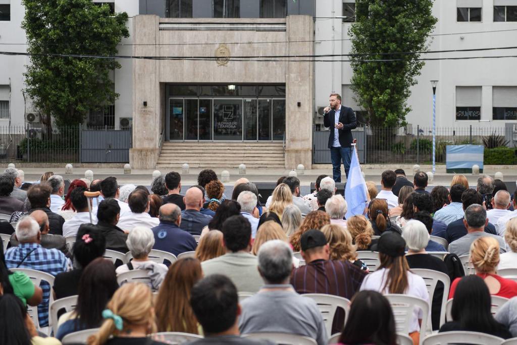 marinalesci's tweet photo. ☀️ | Muchos vecinos y vecinas de Lomas asistimos a la Jura de lo que venimos cantando hace tiempo: #FedeIntendente.

¡A por los sueños que faltan compañero! ✌🏻

@fotermin https://t.co/SV7HQcxfGK