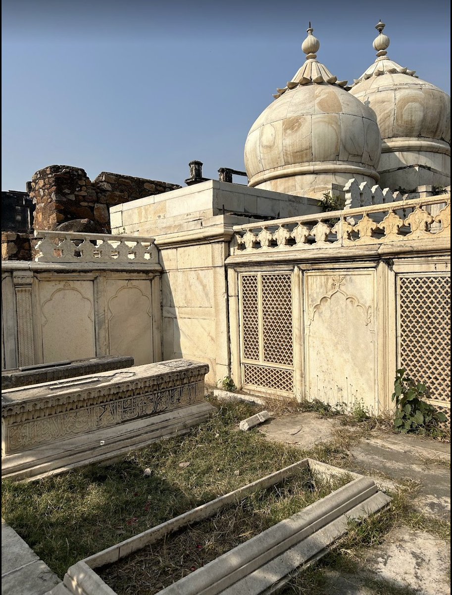 Reporting vandalism at Zafar Mahal in Delhi's Mehrauli village. The guard informed me that 8 days ago, vandals destroyed part of the jaali (circled area in older pic) in front of the tombs of three Mughal emperors and Bahadur Shah II's empty tomb. @aarvee1970 @SamDalrymple123