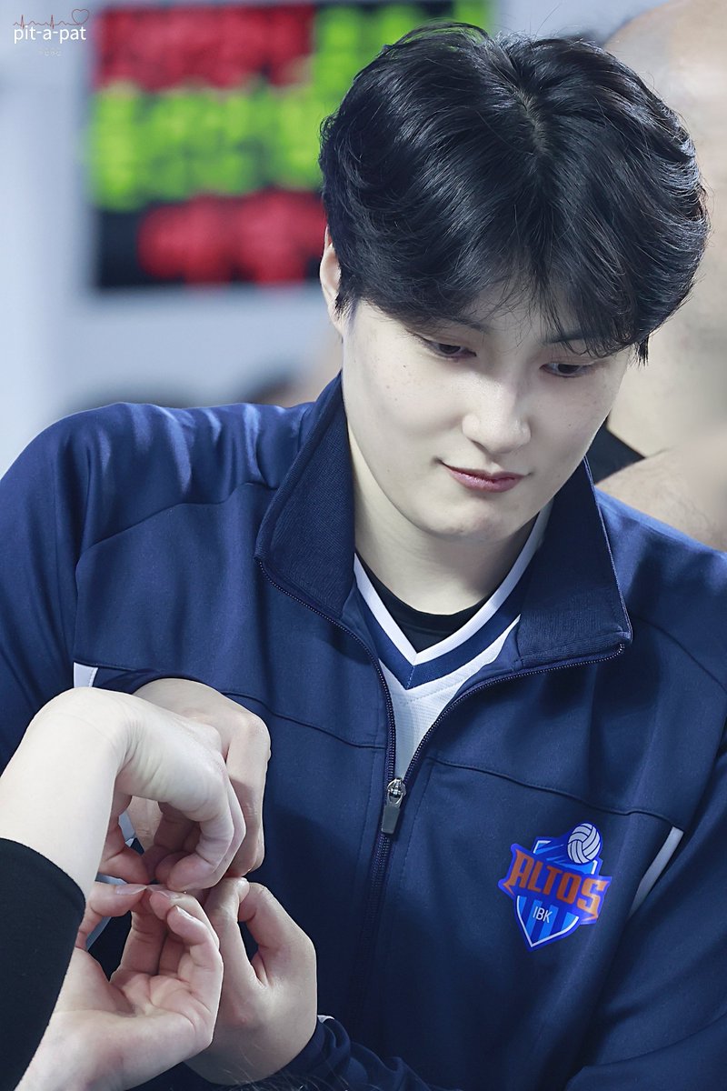 귀엽게 8승 기념샷 포즈 취하는 막내같은 둘째💙
2023.12.10  김천
#김희진