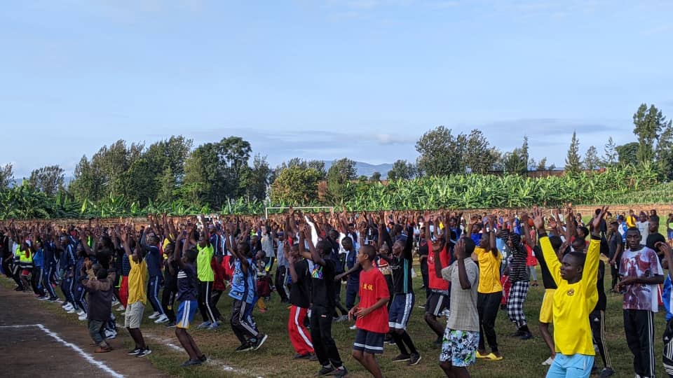 Mu gitondo cyo kuri iki cyumweru  mu Karere ka Rusizi abaturage benshi bari kumwe n'abayobozi b'ibyiciro bitandukanye bazindukiye muri  Siporo rusange ,Ku rwego rw'Akarere yakorewe mu Mujyi wa #Rusizi yitabirwa na Mayor <a href="/DrKibiriga/">Dr. ANICET KIBIRIGA</a> hamwe n'abagize inzego z'umutekano.