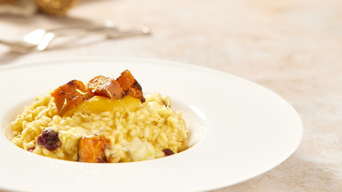 Embrace the #flavours of winter with this comforting #risotto🍁 #Gallo's risotto rice creates the perfect base, combined with a delightful medley of pumpkin, chestnut and cranberry, this vegetarian dish embodies the warmth & richness of the winter season🔥 hubs.ly/Q026xwsj0
