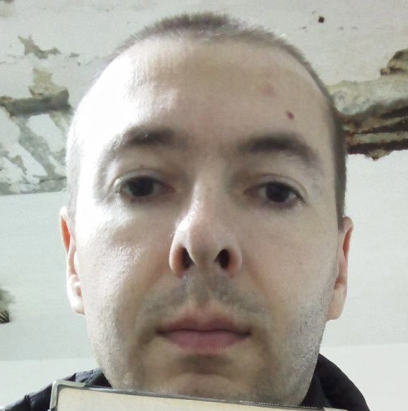 grinogij's tweet photo. Дмитрия Седракова, который не хотел воевать и не побоялся дезертировать, мы вывезли 30 ноября из России. 

а 7 декабря с нами связалась его жена — его задержали на территории Армении и удерживают на российской военной базе в Гюмри. по сути, это похищение. максимальная огласка https://t.co/NWgjjrrSQP