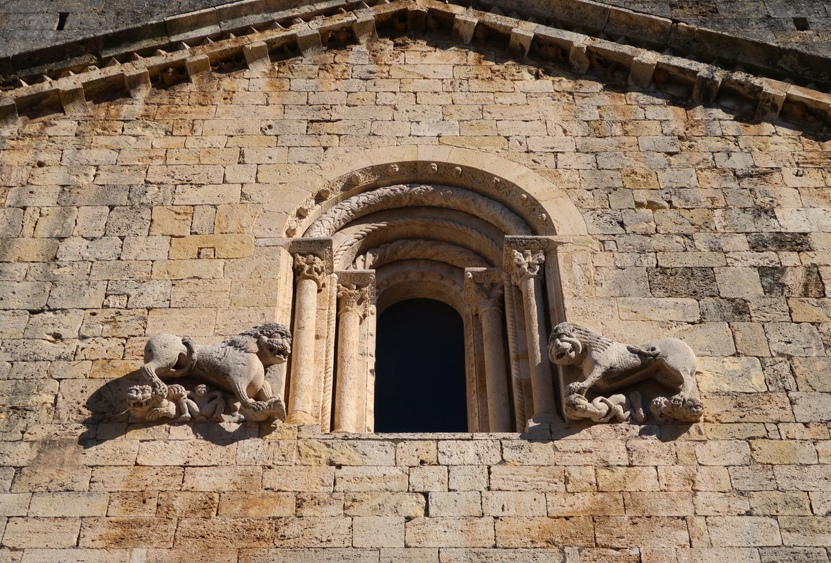 Besalú - Catalunya  #StoneworkSunday  #Church   #architecture    #windowwednesday
