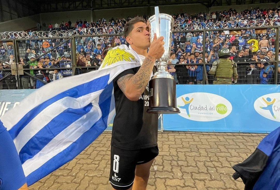 🗣 ¡Grito Charrúa en Chile 🇨🇱! Otro que festejó título fue Gonzalo Montes 🏆 El volante fue campeón del fútbol trasandino vistiendo los colores de Huachipato que dio la gran sorpresa de la temporada