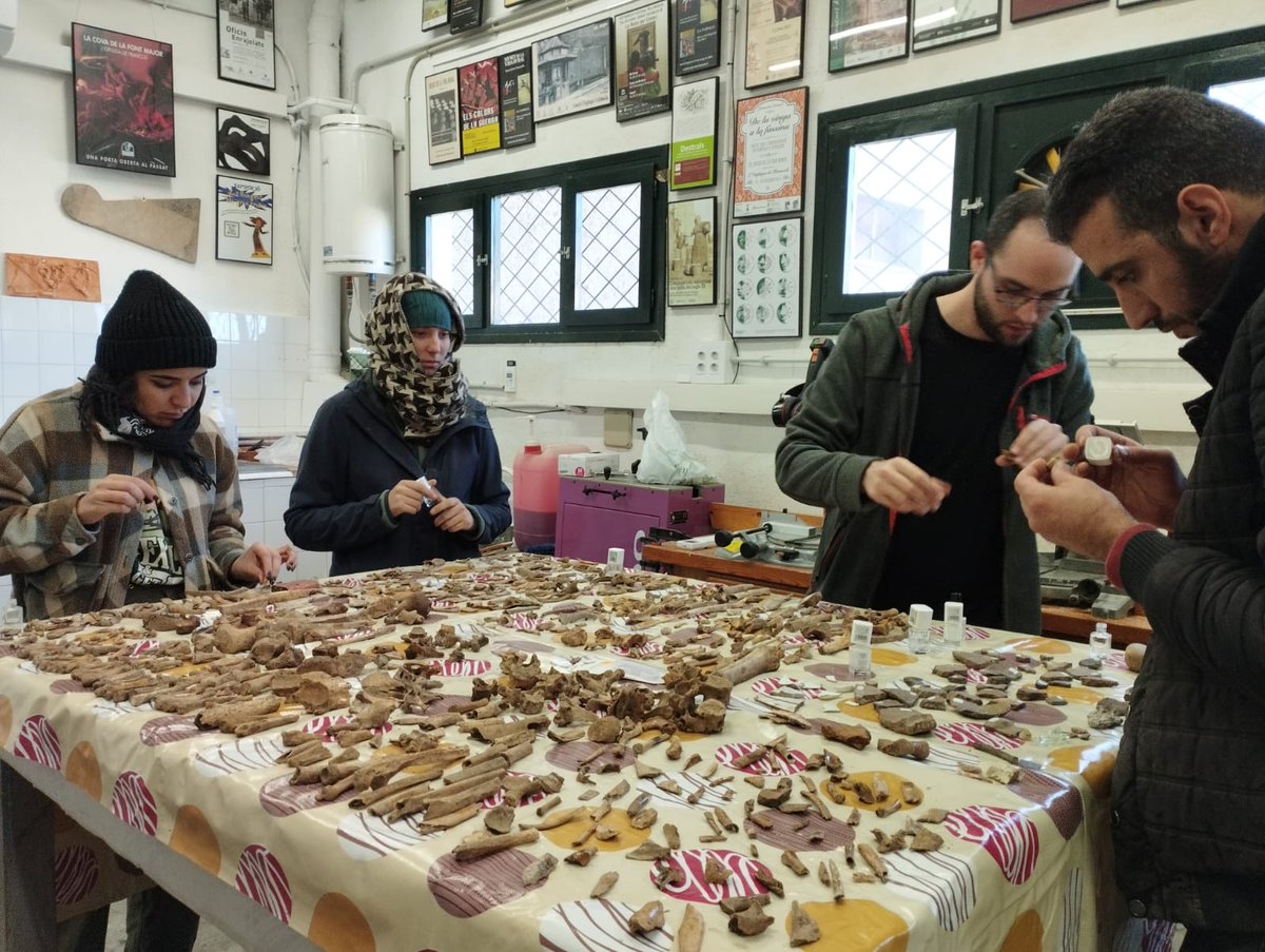 AntoniettaDelB2's tweet photo. Acabant la primera setmana d'excavació en la cova de Xaragalls (Vimbodí i Poblet).
Com sempre començar és posar les quadrícules, obrir nous quadrats, organitzar el laboratori i endavant … es veuen venir coses xules. #Xaragalls23 @iphes https://t.co/O7YPQfChFK