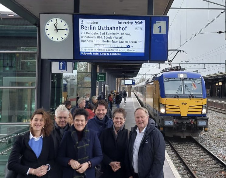 Vandaag <a href="/NS_online/">NS online</a> &amp; <a href="/ProRail/">ProRail</a> feest 🥳  in de nee dienstregeling ben je veel sneller in Berlijn. Om het te vieren ga ik vanaf Deventer met gedeputeerde @liesbethgrijsen , wethouders @hannekesteen &amp; Marcel Elferink naar de Kerstmarkt in 🇩🇪 . Meer weten => nsinternational.com/nl/vragen-en-a…