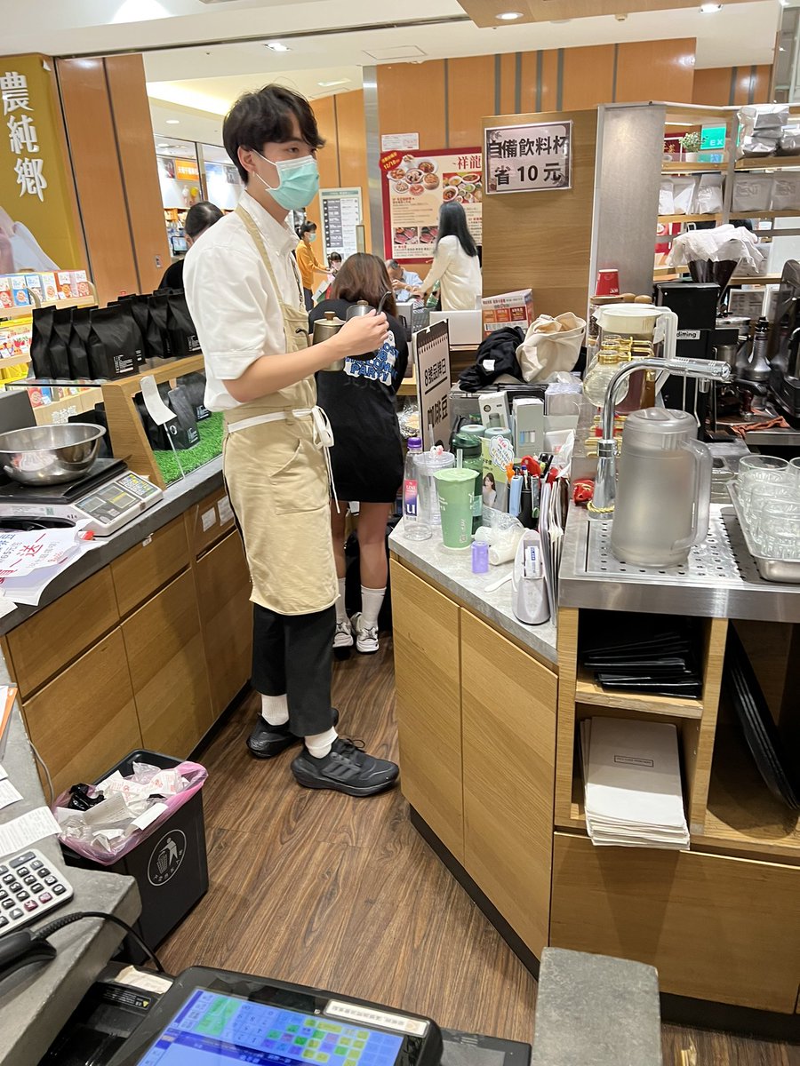 真的帥翻天 又穿白襪
指甲整齊
幫我結帳時我都硬了🥵
害我多買好多咖啡☕️