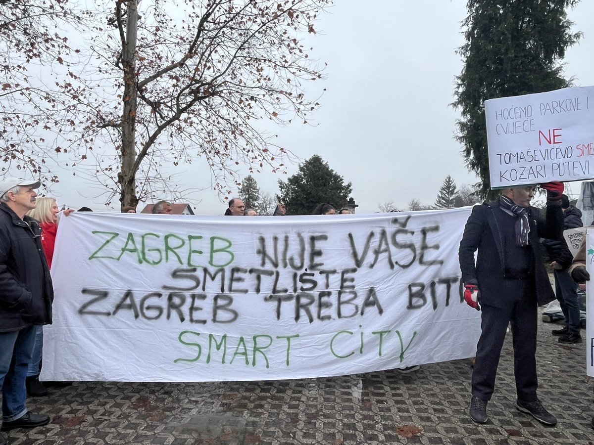 navidakovic's tweet photo. Oko 200 prosvjednika okupilo se u Resniku zbog najavljene izgradnje kompostane, sortirnice i Centra za gospodarenje otpadom. Kazu, ne zele dodatno zagadjenje zraka i jos smeca u svom naselju. #Resnik #Tomasevic #OtpadZG #Zagreb @N1Hrvatska https://t.co/TCyeLgR4Ix